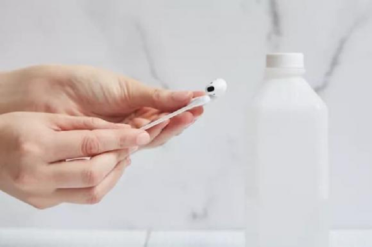 - Cuối cùng, nhúng miếng vải sợi nhỏ vào cồn isopropyl và lau bề mặt bên ngoài của miếng đệm tai nghe để làm sạch và khử trùng miếng đêm. Bạn cũng có thể sử dụng khăn tẩm cồn đóng gói sẵn.