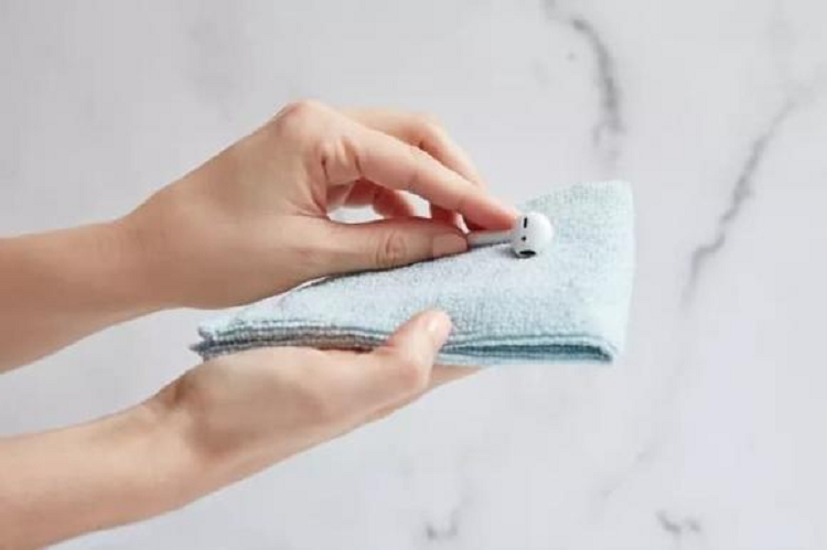 - Nếu bạn có tai nghe có dây, hãy dùng vải sợi nhỏ nhúng cồn hoặc khăn lau cồn để làm sạch dây tai nghe. - Để tai nghe khô tự nhiên, tránh ánh sáng mặt trời ít nhất 15 phút trước khi sử dụng hoặc cất tai nghe trong hộp đựng. Không sử dụng quạt hoặc máy sấy tóc vì chúng có thể thổi xơ vải trở lại miếng đệm tai nghe. - Để tai nghe khô trước khi đặt lại vào hộp đựng của chúng.