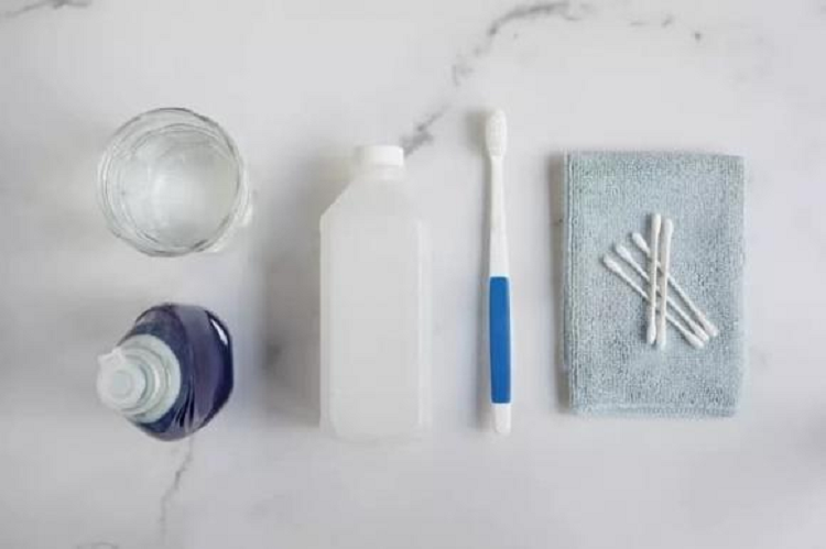 Bàn chải đánh răng Khăn lau bằng vải sợi nhỏ hoặc cồn Nước rửa bát Nước Cồn isopropyl Bông băng gạc Thực hiện: - Nếu tai nghe của bạn có các đầu mút bằng silicon, đầu mút xốp hoặc có nắp trên tai nghe, hãy mở chúng ra. Trộn một phần nước rửa chén và năm phần nước ấm trong một cái bát nhỏ. Cho các đầu mút tai nghe vào ngâm trong bát ít nhất 30 phút. Sau khi ngâm, bạn dùng tăm bông nhúng vào hỗn hợp nước rửa bát để vệ sinh chúng tốt hơn.