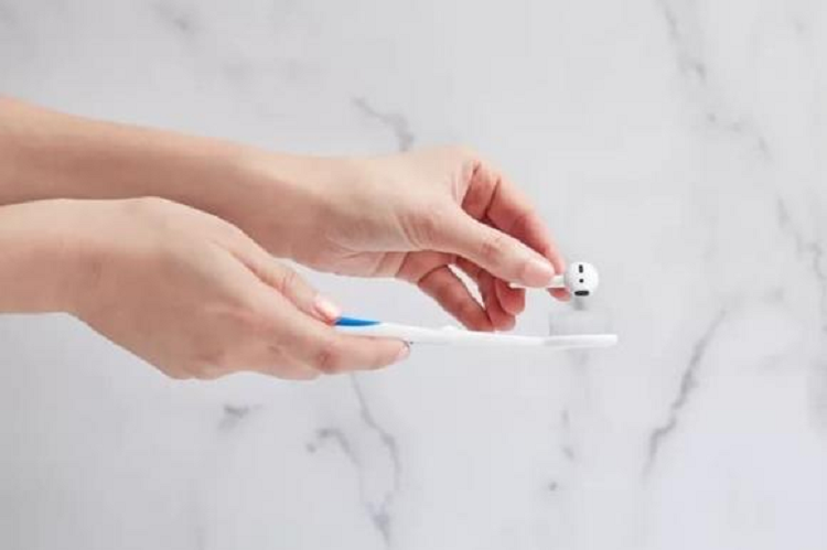 - Nhúng tăm bông vào cồn isopropyl và lau đệm tai nghe để khử trùng và loại bỏ hết cặn còn sót lại. Không thấm quá nhiều cồn vào tăm bông.