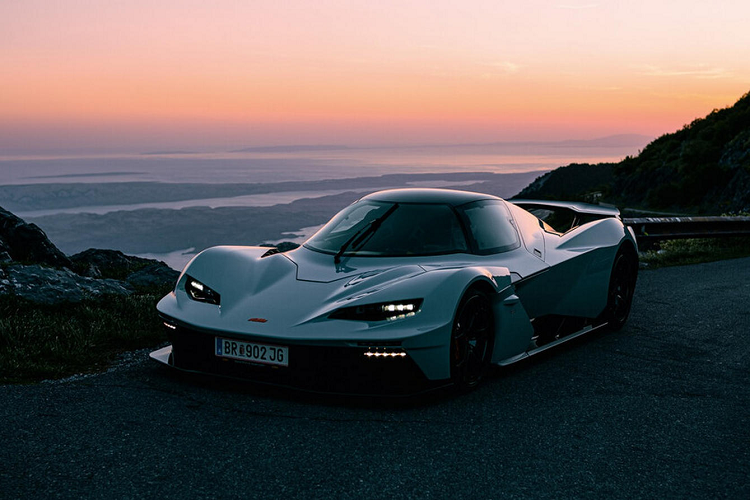 Bộ khung xe liền khối được làm từ sợi carbon chỉ nặng 89 kg, giúp cho khối lượng của xe chỉ duy trì ở mức 1.250 kg, không chênh quá nhiều so với con số 1.048 kg của bản đua thuần chất GTX. Dung tích bình xăng và thể tích khoang hành lý lần lượt là 96 lít và 160 lít. Thiết kế được tối ưu về khí động học cho phép chiếc xe có thể di chuyển một quãng đường tối đa hơn 1.000 km mới cần nạp thêm nhiên liệu