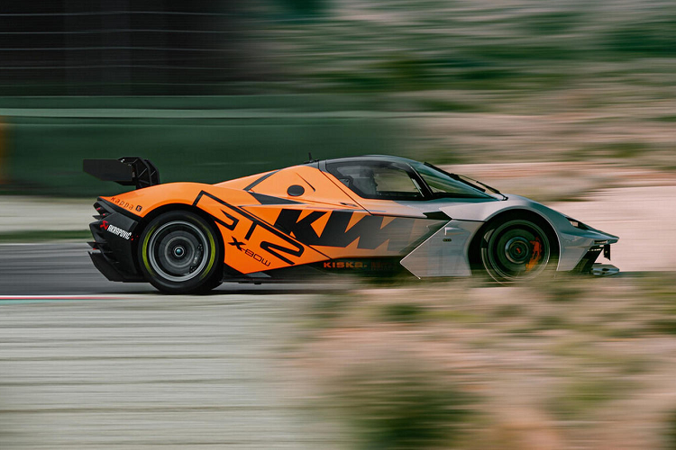 Siêu xe KTM X-Bow GT-XR có kiểu dáng hầm hố giống với phong cách của những phiên bản tiền nhiệm, nhưng được tinh chỉnh lại nhiều chi tiết để xe có thể lưu thông trên đường công cộng mà không gặp rắc rối với pháp luật. Sự khác biệt rõ rệt nhất là cánh gió sau chủ động kiểu mới có kích thước nhỏ hơn, thay thế cho cánh đuôi cổ thiên nga to bản của các biến thể GTX/GT2 trước đây.