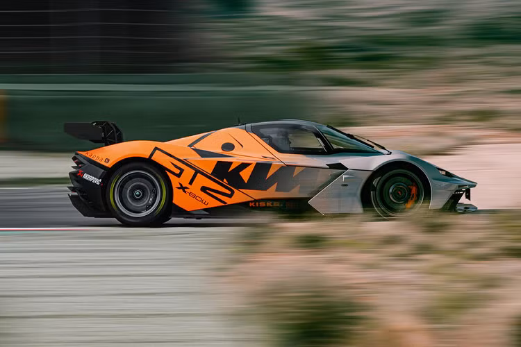 Siêu xe KTM X-Bow GT-XR có kiểu dáng hầm hố giống với phong cách của những phiên bản tiền nhiệm, nhưng được tinh chỉnh lại nhiều chi tiết để xe có thể lưu thông trên đường công cộng mà không gặp rắc rối với pháp luật. Sự khác biệt rõ rệt nhất là cánh gió sau chủ động kiểu mới có kích thước nhỏ hơn, thay thế cho cánh đuôi cổ thiên nga to bản của các biến thể GTX/GT2 trước đây.