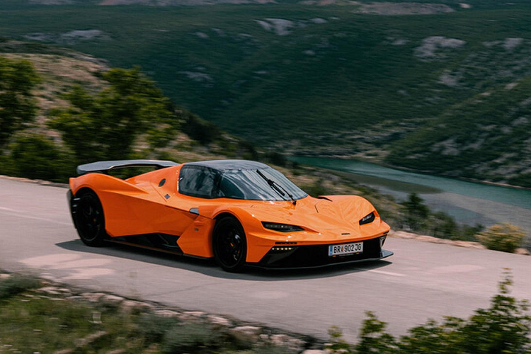 Ở đầu xe, cụm đèn pha LED được điều chỉnh để tuân thủ các quy định về an toàn. Bộ khuếch tán gió trước vẫn tạo hình giống các bản xe đua nhưng nay có thêm một khoảng trống ở vị trí hốc hút gió, dùng để đặt biển số. Cản trước có họa tiết tổ ong mới tinh tế và bắt mắt. Đặc biệt, thiết kế khoang lái kín với cơ cấu đóng/mở mang phong cách của những mẫu máy bay chiến đấu tạo điểm nhấn cho xe.