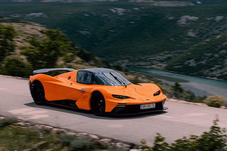 Ở đầu xe, cụm đèn pha LED được điều chỉnh để tuân thủ các quy định về an toàn. Bộ khuếch tán gió trước vẫn tạo hình giống các bản xe đua nhưng nay có thêm một khoảng trống ở vị trí hốc hút gió, dùng để đặt biển số. Cản trước có họa tiết tổ ong mới tinh tế và bắt mắt. Đặc biệt, thiết kế khoang lái kín với cơ cấu đóng/mở mang phong cách của những mẫu máy bay chiến đấu tạo điểm nhấn cho xe.