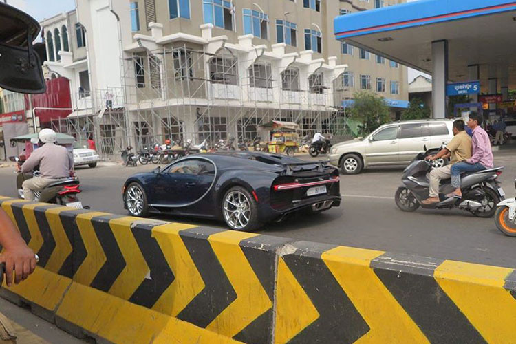 Đây là lần đầu tiên chiếc siêu xe Bugatti Chiron Sport 110 Ans Edition triệu đô được chủ nhân cho lăn bánh tại Thái Lan. Trước đó, vợ của chủ xe cũng đã chia sẻ video dạo phố cùng chồng trên siêu phẩm chỉ có 20 xe sản xuất toàn thế giới.