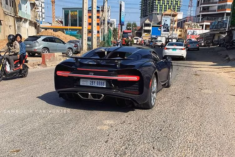 Bugatti Chiron Sport 110 Ans Edition chỉ được sản xuất 20 chiếc và xe đầu tiên về Đông Nam Á thuộc sở hữu của 1 đại gia Campuchia nhưng lại sinh sống ở Thái Lan.