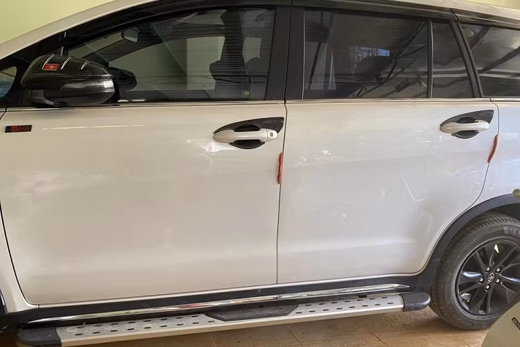 Cụ thể, theo báo giá từ phía garage, chiếc Toyota Innova sơn lại này cần tháo ráp, hàn sửa cản trước sau; vỗ nguội xung quanh xe; vỗ móp cửa ghế lái; vỗ sửa cốp; thay thế một số phụ tùng và sơn lại khá nhiều khu vực với tổng chi phí lên tới 19 triệu đồng.