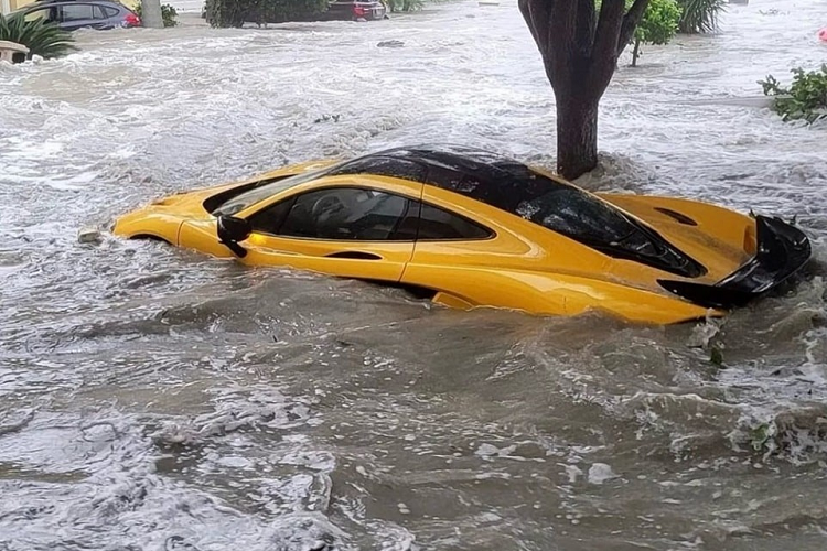 Ở một số hình ảnh khác chụp được trong hầm xe ở chung cư cho thấy, một chiếc siêu xe mui trần Ferrari 488 Spider bị hư hỏng nặng ngoại thất do các mảnh vỡ của gạch đá, khung chịu lực của trần nhà hay cửa số bị bể, khiến ngoại hình siêu xe xước, vỡ và kính lái không còn gì.