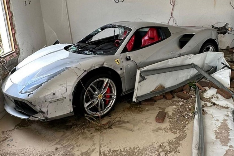 Một số đại gia mua biệt thự ven biển đã chịu ảnh hưởng nặng nề, nước tràn vào nhà cũng như garage khiến các siêu xe hư hỏng nghiêm trọng.