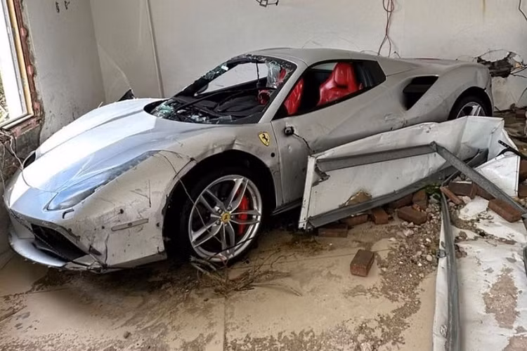 Một số đại gia mua biệt thự ven biển đã chịu ảnh hưởng nặng nề, nước tràn vào nhà cũng như garage khiến các siêu xe hư hỏng nghiêm trọng.