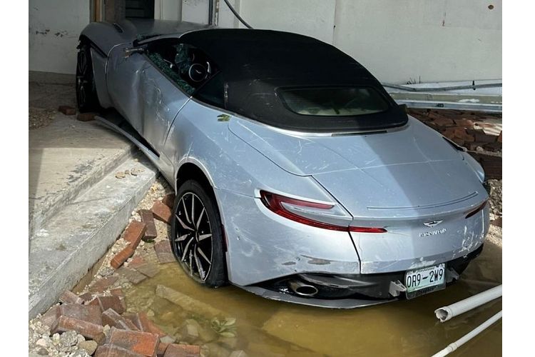 Ferrari 488 Spider, Ferrari 360 Spider, McLaren 570S, Audi R8 hay cả siêu phẩm như McLaren P1 là những "nạn nhân xấu số nổi tiếng" bị cơn bão Ian gây ra các thiệt hại rất nặng nề. Thậm chí, một hầm đỗ xe với hơn 30 chiếc đã bị nước lũ nhấn chìm khiến khu vực đỗ xe 2 tầng bị sập, làm các siêu xe, xe sang và xe thể thao nằm ngổn ngang.