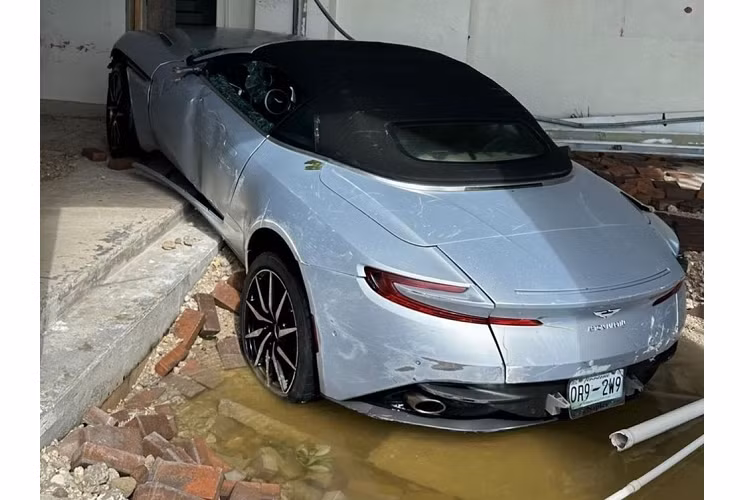 Ferrari 488 Spider, Ferrari 360 Spider, McLaren 570S, Audi R8 hay cả siêu phẩm như McLaren P1 là những "nạn nhân xấu số nổi tiếng" bị cơn bão Ian gây ra các thiệt hại rất nặng nề. Thậm chí, một hầm đỗ xe với hơn 30 chiếc đã bị nước lũ nhấn chìm khiến khu vực đỗ xe 2 tầng bị sập, làm các siêu xe, xe sang và xe thể thao nằm ngổn ngang.