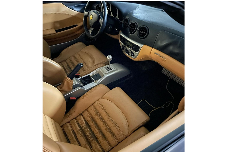 Trong số đó có siêu xe Audi R8 màu trắng, McLaren 570S màu cam, xe thể thao Porsche 911, vài chiếc xe Bentley đắt tiền, cùng vô số xe sang, SUV của các hãng như BMW, Cadillac, Mercedes-Benz, Lexus, Porsche... bị ảnh hưởng.