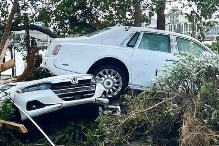 Trước đó, một đại gia mới mua siêu xe McLaren P1 chưa đầy 2 tuần đã gặp sự cố vì cơn bảo Ian gây ra, vụ việc được chủ nhân chia sẻ cho thấy, nước lũ tràn vào garage đang có một xe Rolls-Royce Phantom và McLaren P1 bị bão cuốn trôi ra ngoài, sau khi nước rút, chiếc hypercar nằm trên một bồn cầu còn Rolls-Royce Phantom đè lên 1 xe ôtô khác.