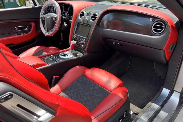 Với giá bán này, nhiều người cho rằng khá hợp lý với một hàng độc như Bentley Continental SuperSports Convertible 2011. 