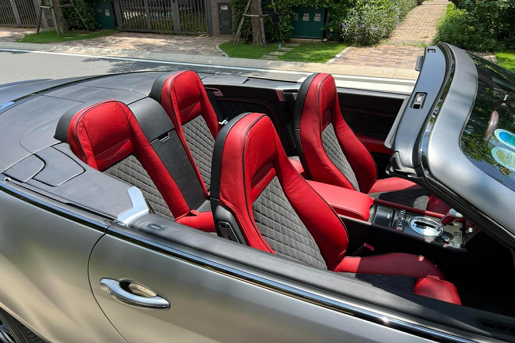Sau nhiều tuần để lại trong showroom xe của mình để vệ sinh cũng như trưng bày, cuối cùng, ông chủ công ty nhập khẩu xe quận 5, TP.HCM cũng đã quyết định rao bán chiếc xe siêu sang mui trần Bentley Continental SuperSports Convertible đời 2011 có một không hai tại Việt Nam với mức giá trên 9 tỷ đồng.