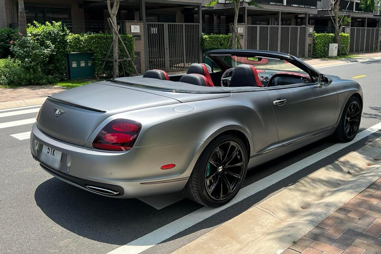 Bentley Continental SuperSport Convertible độc nhất Việt Nam mới đổi biển số sang Sài thànhđến từ động cơ W12, dung tích 6.0 lít, sản sinh công suất tối đa 621 mã lực và mô-men xoắn cực đại 800 Nm. Sức mạnh này sẽ đồng hành cùng hộp số tự động ZF 6 cấp Quickshift và hệ dẫn động 4 bánh toàn thời gian, nhờ đó, Bentley Continental SuperSport Convertible có thể đua nước rút từ vị trí xuất phát lên 100 km/h chỉ trong thời gian 3,7 giây trước khi đạt vận tốc tối đa 327 km/h.