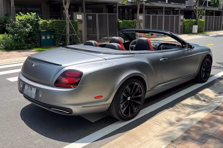 Bentley Continental SuperSport Convertible độc nhất Việt Nam mới đổi biển số sang Sài thànhđến từ động cơ W12, dung tích 6.0 lít, sản sinh công suất tối đa 621 mã lực và mô-men xoắn cực đại 800 Nm. Sức mạnh này sẽ đồng hành cùng hộp số tự động ZF 6 cấp Quickshift và hệ dẫn động 4 bánh toàn thời gian, nhờ đó, Bentley Continental SuperSport Convertible có thể đua nước rút từ vị trí xuất phát lên 100 km/h chỉ trong thời gian 3,7 giây trước khi đạt vận tốc tối đa 327 km/h.
