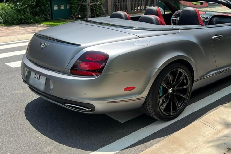 So với xe Bentley Continental SuperSports đang xuất hiện trong garage xe của ông Đặng Lê Nguyên Vũ, chiếc xe Bentley Continental SuperSports Convertible này có điểm mới là phần nóc nhà bằng mui mềm, có thể đóng hoặc mở mui trong thời gian gần 20 giây. Bên hông mui xe Bentley Continental SuperSports Convertible có logo của hãng xe Bentley cùng dòng chữ SuperSports.