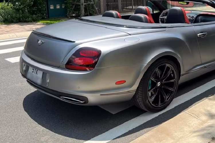 So với xe Bentley Continental SuperSports đang xuất hiện trong garage xe của ông Đặng Lê Nguyên Vũ, chiếc xe Bentley Continental SuperSports Convertible này có điểm mới là phần nóc nhà bằng mui mềm, có thể đóng hoặc mở mui trong thời gian gần 20 giây. Bên hông mui xe Bentley Continental SuperSports Convertible có logo của hãng xe Bentley cùng dòng chữ SuperSports.
