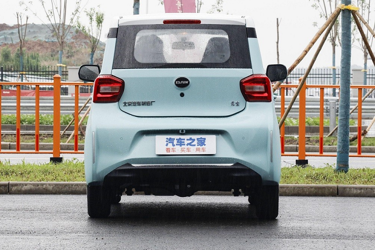 So với các đối thủ cùng phân khúc, BAW Yuanbao có kích thước lớn hơn một chút. Do đó, nội thất của mẫu ô tô điện cũng rộng rãi hơn. Bên trong mẫu xe này là nội thất 4 chỗ ngồi với ghế phối 2 màu "tông xuyệt tông" với ngoại thất.