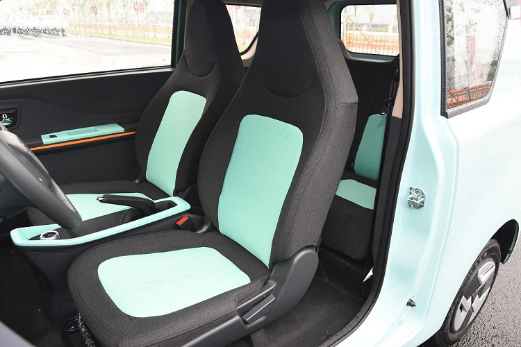 Chưa hết, BAW Yuanbao còn gây ấn tượng với những trang bị như 2 màn hình có kích thước 10,25 inch, gộp chung vào làm một và nằm độc lập trên mặt táp-lô theo phong cách của những mẫu xe hạng sang. Một màn hình là của bảng đồng hồ kỹ thuật số và màn hình còn lại phục vụ hệ thống thông tin giải trí. Thêm vào đó là tính năng ra lệnh bằng giọng nói. Những trang bị này rõ ràng là hơn hẳn đối thủ Wuling Hongguang Mini EV.