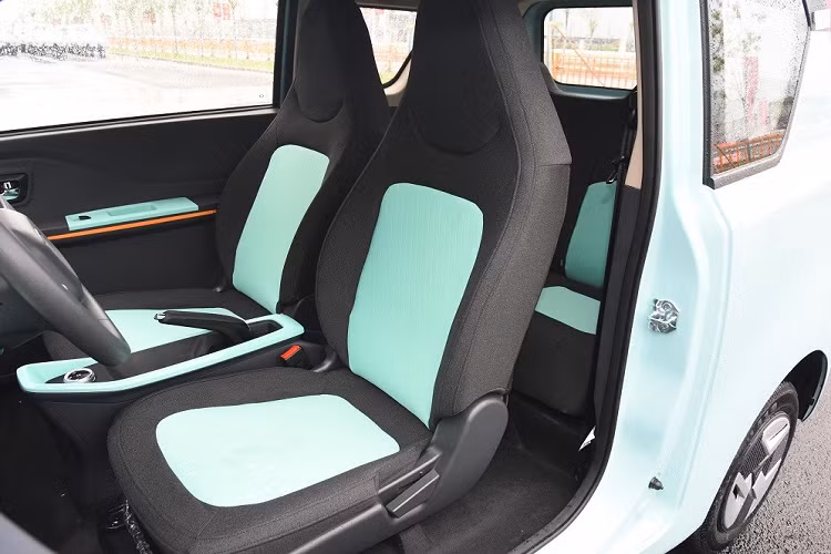 Chưa hết, BAW Yuanbao còn gây ấn tượng với những trang bị như 2 màn hình có kích thước 10,25 inch, gộp chung vào làm một và nằm độc lập trên mặt táp-lô theo phong cách của những mẫu xe hạng sang. Một màn hình là của bảng đồng hồ kỹ thuật số và màn hình còn lại phục vụ hệ thống thông tin giải trí. Thêm vào đó là tính năng ra lệnh bằng giọng nói. Những trang bị này rõ ràng là hơn hẳn đối thủ Wuling Hongguang Mini EV.