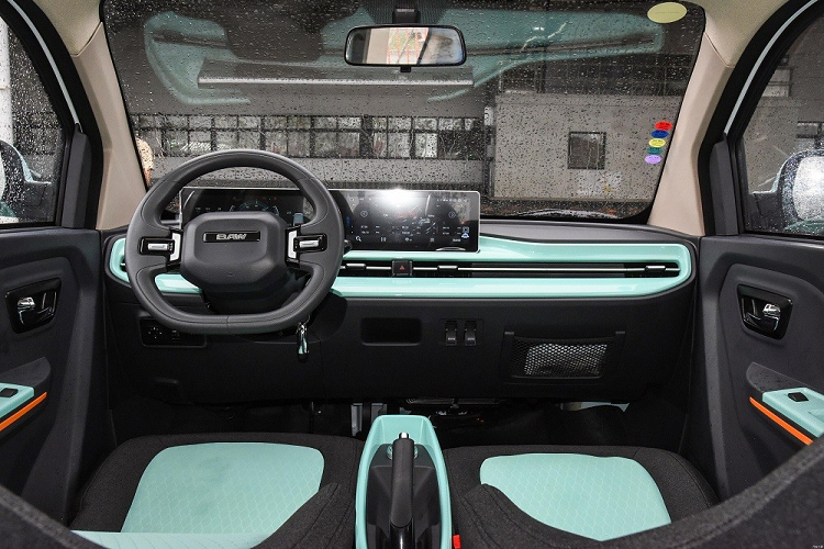 Đặc biệt, BAW Yuanbao còn có hệ thống camera 360 độ, radar phía trước và phía sau để hỗ trợ đỗ xe, hệ thống chống bó cứng phanh ABS, phân bổ lực phanh điện tử cũng như hệ thống hỗ trợ khởi hành ngang dốc. Bên cạnh đó là phanh đĩa trước và phanh tang trống phía sau. Tuy nhiên, chỉ có bản cao cấp của xe là có túi khí.