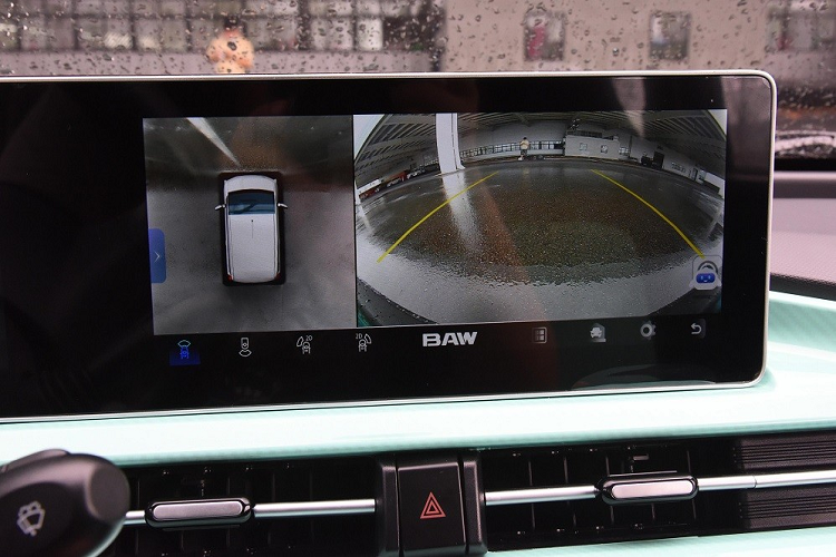 Cũng như các đối thủ cùng phân khúc, BAW Yuanbao nhắm đến đối tượng khách hàng là chị em phụ nữ. Do đó, xe có những màu sơn ngoại thất khá trẻ trung như xanh ngọc, trắng và hồng nhạt.