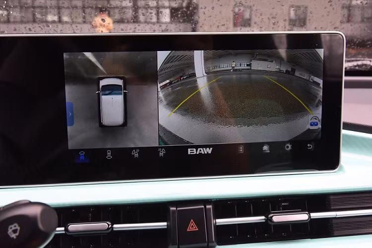 Cũng như các đối thủ cùng phân khúc, BAW Yuanbao nhắm đến đối tượng khách hàng là chị em phụ nữ. Do đó, xe có những màu sơn ngoại thất khá trẻ trung như xanh ngọc, trắng và hồng nhạt.