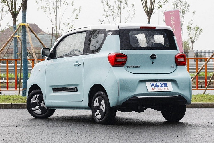 Từ "Yuanbao" vốn được dùng để gọi bạc nén và vàng nén - đơn vị tiền tệ thời xưa của Trung Quốc. Ngày nay, Yuanbao đại diện cho sự thịnh vượng và sức mạnh. Do đó, hãng BAW đã đặt cái tên này cho mẫu ô tô điện của mình nhằm chúc chủ xe gặp nhiều may mắn trong tương lai. Theo BAW, Yuanbao sẽ có mặt tại hơn 500 đại lý của hãng trên toàn Trung Quốc trong thời gian tới.