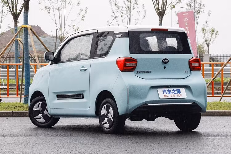 Từ "Yuanbao" vốn được dùng để gọi bạc nén và vàng nén - đơn vị tiền tệ thời xưa của Trung Quốc. Ngày nay, Yuanbao đại diện cho sự thịnh vượng và sức mạnh. Do đó, hãng BAW đã đặt cái tên này cho mẫu ô tô điện của mình nhằm chúc chủ xe gặp nhiều may mắn trong tương lai. Theo BAW, Yuanbao sẽ có mặt tại hơn 500 đại lý của hãng trên toàn Trung Quốc trong thời gian tới.