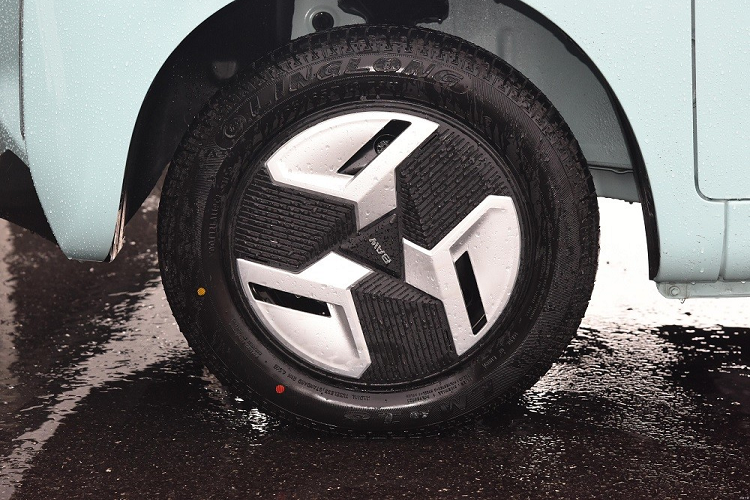 Được áp dụng phong cách thiết kế khá giống với Wuling Hongguang Mini EV, BAW Yuanbao sở hữu đầu xe phẳng và thẳng đứng, đèn pha hình chữ nhật, đèn sương mù trước/đèn phản quang sau nằm dọc, bộ vành thép 13 inch với chụp la-zăng 2 màu, lốp 155/65 R13, nóc trắng cũng như cụm đèn hậu hình chữ "C". Ngoài ra, BAW Yuanbao còn được trang bị 2 cửa bên sườn. Trong thời gian tới, hãng BAW sẽ tung ra phiên bản 4 cửa của mẫu ô tô điện giá rẻ này.