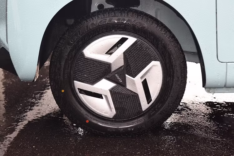 Được áp dụng phong cách thiết kế khá giống với Wuling Hongguang Mini EV, BAW Yuanbao sở hữu đầu xe phẳng và thẳng đứng, đèn pha hình chữ nhật, đèn sương mù trước/đèn phản quang sau nằm dọc, bộ vành thép 13 inch với chụp la-zăng 2 màu, lốp 155/65 R13, nóc trắng cũng như cụm đèn hậu hình chữ "C". Ngoài ra, BAW Yuanbao còn được trang bị 2 cửa bên sườn. Trong thời gian tới, hãng BAW sẽ tung ra phiên bản 4 cửa của mẫu ô tô điện giá rẻ này.