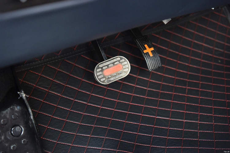 Tại thị trường Trung Quốc, giá xe BAW Yuanbao 2022 có mức dao động từ 33.900 - 49.900 Nhân dân tệ (khoảng 118 - 174 triệu đồng). Như vậy, phiên bản 120 km của mẫu ôtô điện này có giá chỉ tương đương 2 chiếc xe ga Honda Vision tại Việt Nam cộng lại.