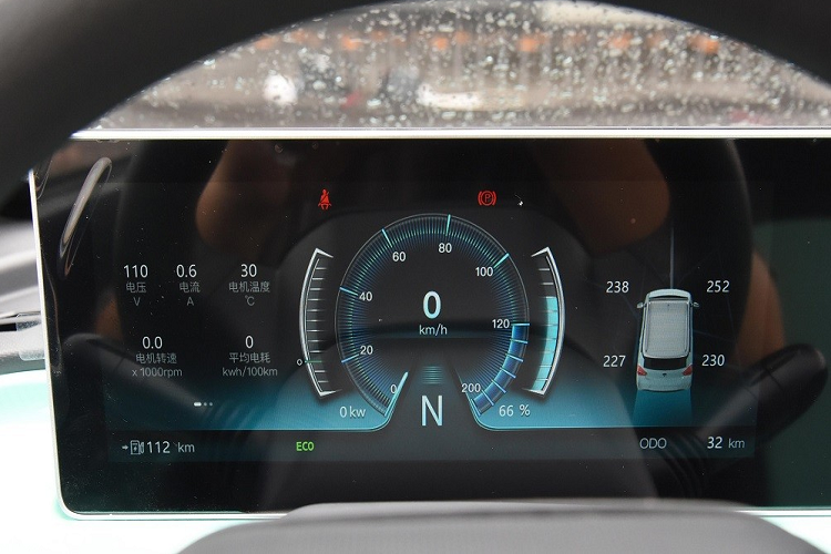 "Trái tim" của BAW Yuanbao là mô-tơ điện có công suất tối đa 20 kW (27 mã lực) và mô-men xoắn cực đại 85 Nm. Nhờ đó, xe chỉ có thể đạt vận tốc tối đa 100 km/h, tương tự Wuling Hongguang Mini EV và Chery QQ Ice Cream. Mẫu ô tô điện dẫn động cầu sau này còn có 2 loại pin lithium-ion với dung lượng 9,6 kWh cũng như 13,6 kWh, mang đến phạm vi di chuyển tương ứng là 120 km và 170 km, giống hệt Wuling Hongguang Mini EV.