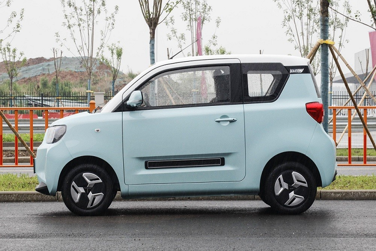 Có tên cũ là S3, Yuanbao do BAW (Beijing Automobile Works) sản xuất ở Trung Quốc, BAW trước đây từng là thương hiệu con của tập đoàn BAIC nhưng hiện đã tách ra. Trong quá khứ, BAW chuyên sản xuất xe off-road cũng như xe bán tải hạng nhẹ. Ngoài ra, BAW còn chế tạo cả xe dân sự và quân sự. Do đó, việc BAW Yuanbao chạy điện giá rẻ ra mắt có lẽ sẽ khiến không ít người ngạc nhiên.