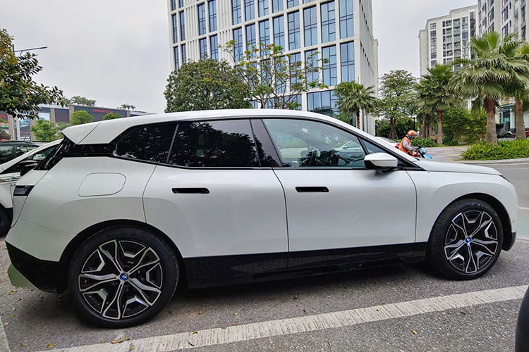 BMW iX đầu tiên về Việt Nam đã đăng ký biển số tại Hải Phòng là một chiếc SUV hạng sang cỡ trung chạy bằng điện từng được ra mắt dưới dạng ý tưởng mang tên Vision iNext tại triển lãm Paris Motor Show 2018. Hai năm sau đó, hãng BMW đã sẵn sàng sản xuất hàng loạt và công bố rộng rãi vào vào tháng 11/2020.