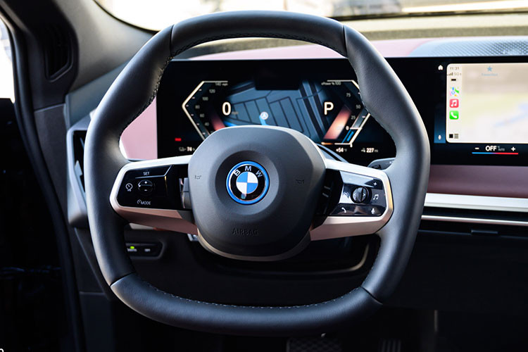 Bên trong cabin, nội thất của iX sử dụng các vật liệu thân thiện với môi trường như: nhôm thứ cấp, nhựa tái chế cho các bộ phận trên xe... Đặc biệt, iX là chiếc xe sản xuất đầu tiên của BMW được trang bị vô lăng hình lục giác giúp tăng khả năng tiếp cận cũng như sự liên kết của người lái với xe, tài xế có thể quan sát màn hình thông tin dễ dàng hơn.