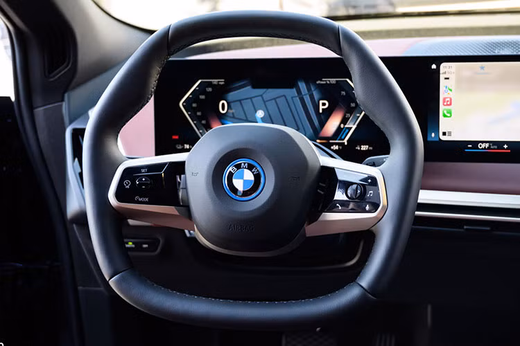Bên trong cabin, nội thất của iX sử dụng các vật liệu thân thiện với môi trường như: nhôm thứ cấp, nhựa tái chế cho các bộ phận trên xe... Đặc biệt, iX là chiếc xe sản xuất đầu tiên của BMW được trang bị vô lăng hình lục giác giúp tăng khả năng tiếp cận cũng như sự liên kết của người lái với xe, tài xế có thể quan sát màn hình thông tin dễ dàng hơn.