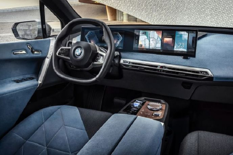 SUV BMW iX chạy điện được xây dựng trên kiến trúc hệ thống truyền động điện đặt riêng, khung gầm bằng nhôm có thêm nhựa gia cố bằng sợi carbon bên trong (CFRP) và thân xe từ sự kết hợp của thép cường độ cao, nhôm, nhựa nhiệt dẻo và CFRP để giữ trọng lượng ở mức thấp nhất có thể, điều đó giúp xe BMW iX chỉ nặng 2,4 tấn.