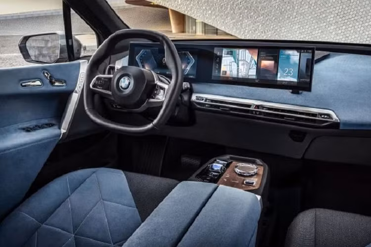 SUV BMW iX chạy điện được xây dựng trên kiến trúc hệ thống truyền động điện đặt riêng, khung gầm bằng nhôm có thêm nhựa gia cố bằng sợi carbon bên trong (CFRP) và thân xe từ sự kết hợp của thép cường độ cao, nhôm, nhựa nhiệt dẻo và CFRP để giữ trọng lượng ở mức thấp nhất có thể, điều đó giúp xe BMW iX chỉ nặng 2,4 tấn.