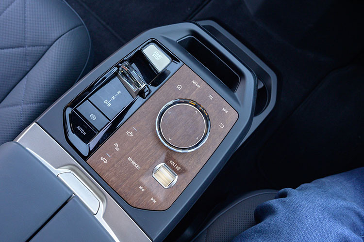 BMW iX duy nhất tại Việt Nam thuộc phiên bản iX xDrive40, vì thế, chiếc xe SUV hạng sang cỡ nhỏ thuần điện này được trang bị cụm pin với dung lượng hơn 70 kWh, sản sinh ra công suất tối đa 322 mã lực và mô-men xoắn cực đại 630 Nm.