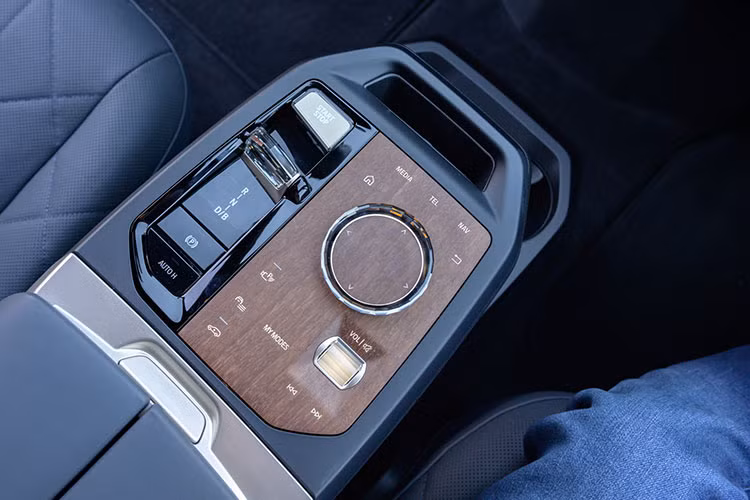 BMW iX duy nhất tại Việt Nam thuộc phiên bản iX xDrive40, vì thế, chiếc xe SUV hạng sang cỡ nhỏ thuần điện này được trang bị cụm pin với dung lượng hơn 70 kWh, sản sinh ra công suất tối đa 322 mã lực và mô-men xoắn cực đại 630 Nm.