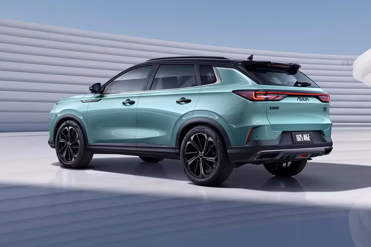 Phía sau xe sử dụng đèn hậu dạng thanh LED, một chi tiết không còn lạ trên những mẫu xe thế kỷ 21. Phía dưới thanh đèn trung tâm là một logo chữ tiếng Anh trông khá tinh tế, vừa đủ để nhận diện thương hiệu vừa không làm hỏng bố cục thiết kế tổng thể. Ngoài ra, đuôi xe có hái đầu ống xả khá lớn, tích hợp lẫn vào bộ khuếch tán gió màu đen.