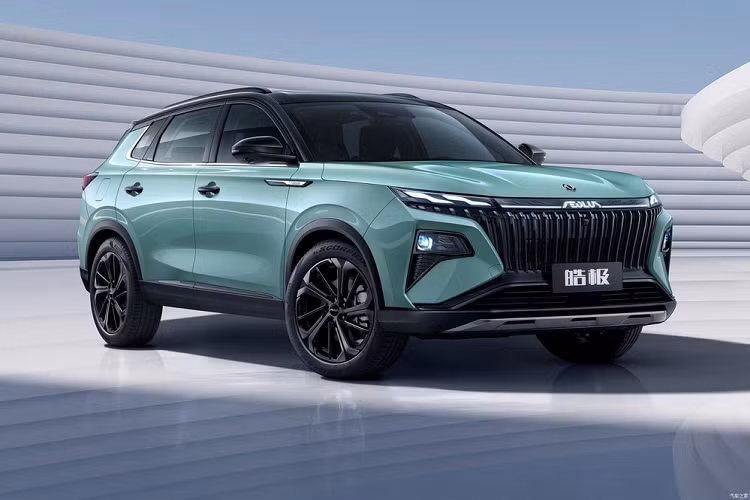 Hồi đầu tuần vừa qua, Aeolus (tên Trung Quốc: “Phong Thần”), một thương hiệu con của nhà sản xuất xe Trung Quốc Dongfeng Motor, đã giới thiệu những hình ảnh chính thức về một mẫu SUV mới có tên Haoji, hứa hẹn sẽ được bán ở thị trường nội địa vào nửa cuối năm 2022. Dongfeng Aeolus Haoji 2023 mới được định vị là một mẫu SUV 5 chỗ cỡ vừa, và sẽ là mẫu xe đầu tiên được chế tạo dựa trên khung gầm kiến trúc mô-đun tân tiến DSMA của Dongfeng Motor.