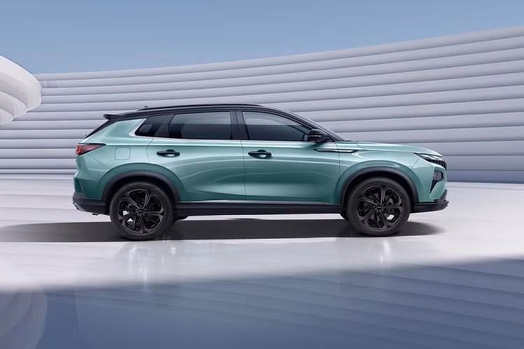 Nhìn vào hình ảnh sườn xe, ta thấy Dongfeng Aeolus Haoji chạy điện có thiết kế thân vỏ hai tông màu. Cùng với la-zăng, gương chiếu hậu, và tay nắm cửa, các cột A, B và C cũng đã được sơn đen. Kích thước tổng thể của chiếc xe này trông không hề nhỏ, và nó có một khu vực lớn phía sau cột C. Dự kiến không gian bên trong Haoji sẽ cung cấp cho người ngồi sự thoải mái tuyệt vời. Ở mép dưới của cửa sổ là một đường gân rõ rệt, kéo dài thẳng từ phía đầu tới đuôi xe.