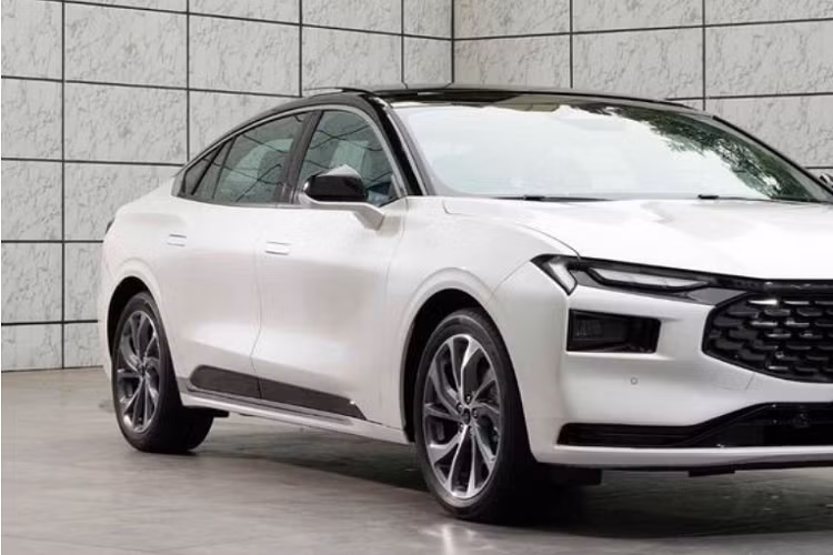 Trong khi đó, cụm đèn pha của xe nằm bên dưới dải đèn LED định vị ban ngày, đặt trong hốc hình chữ nhật. Ngoài ra, mẫu sedan cỡ lớn này còn có hốc gió trung tâm khá lớn, kéo dài sang hai bên, và nắp ca-pô dập gân thể thao.