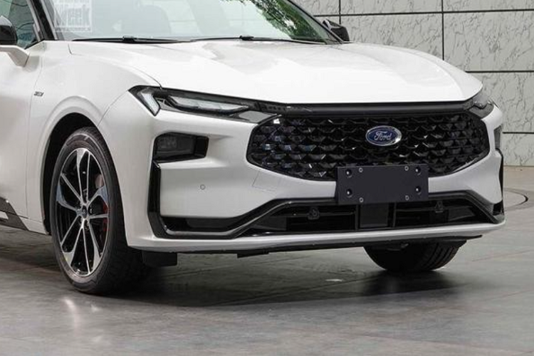 Chẳng những có kích thước lớn, Ford Mondeo 2022 còn mang trên mình thiết kế ngoại thất như kết hợp giữa Mustang Mach-E và Evos. Nếu như phần đầu xe gợi liên tưởng đến Ford Evos 2022 thì phần đuôi xe lại khá giống Mustang Mach-E. Phần đầu xe còn được trang bị lưới tản nhiệt cỡ lớn, sơn màu đen và nối liền với đèn LED định vị ban ngày.